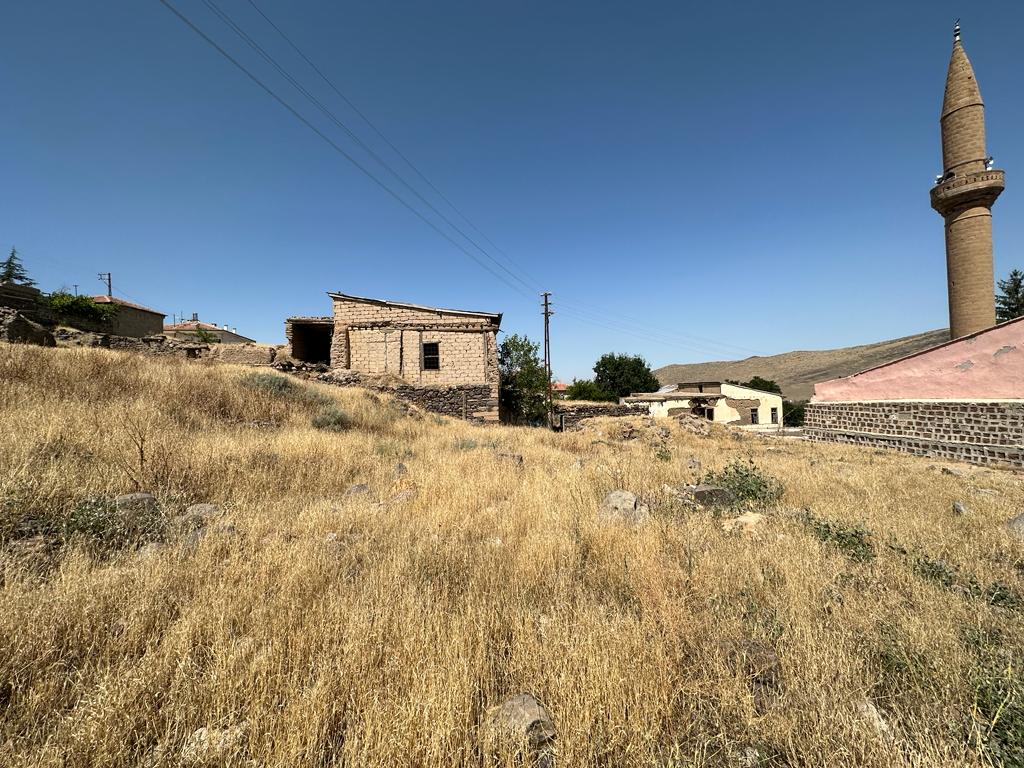 KAYSERİ DEVELİ ZİLE MAHALLESİ KÖYİÇİ MEVKİİNDE SATILIK 2 PARÇA ARSA